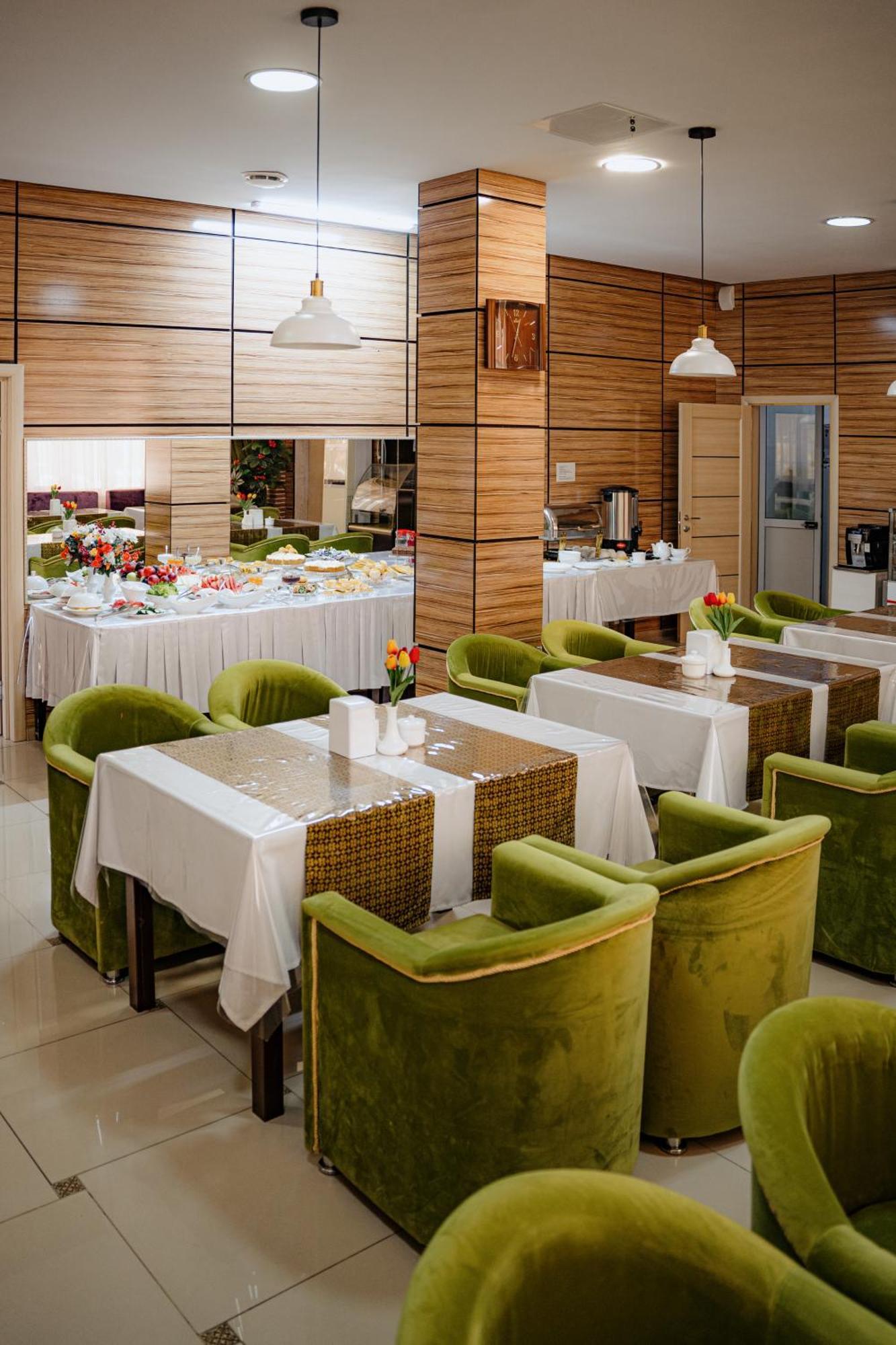 Union Plaza Hotel Astana Bagian luar foto